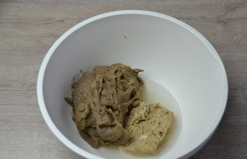 1. Этап. Ржаной заварной хлеб на закваске: Выложите закваску и заварку, смешайте. Поставьте опару для брожения на 3-4 часа.