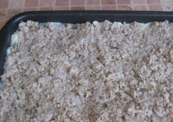 1. Этап. Запеканка картофельная с вареным мясом: 6. Следующим выложить фарш, плотно прижимая его к картофелю.