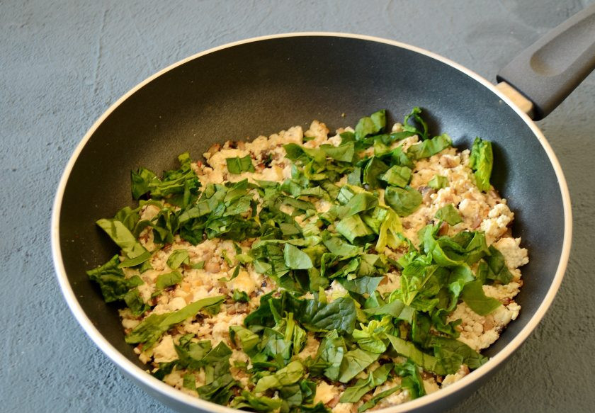 1. Этап. Вареники с тофу: В конце добавьте мелко нарезанный шпинат, потушите его минуту до мягкости.