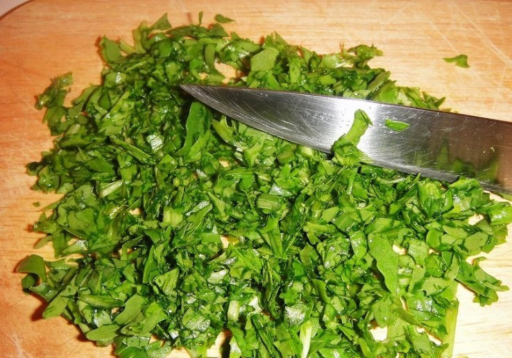 1. Этап. Крем-суп из рукколы: Из всего количества рукколы берем небольшую горстку, мелко режем ее и откладываем в сторону. Использовать ее будем немного позже.