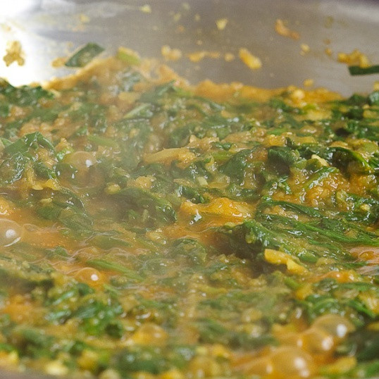 1. Этап. Сааг Шпинат: Во время приготовления залить сливки, перемешать. Тушить шпинат еще минут 10.