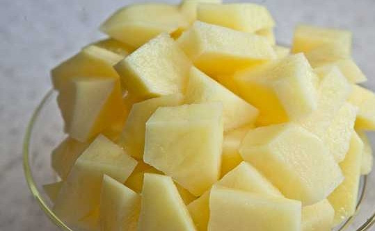 1. Этап. Вкусный фасолевый суп: 7. Картофель очистите и нарежьте кубиками.