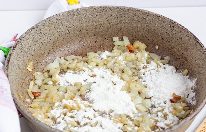 1. Этап. Пряженина: Всыпаем муку и, помешивая, напитываем её жиром.