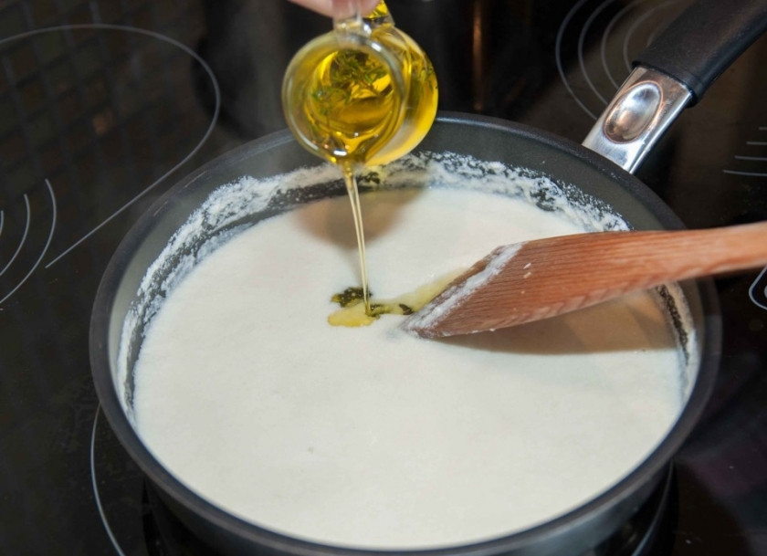 1. Этап. Сливочная паста: Теперь поставьте пасту отвариваться в соответствии с инструкцией. В глубокую сковороду вылейте сливки, нагрейте их. Добавьте тёртый сыр и начните всё перемешивать. Нужно, чтобы сыр расплавился. Теперь добавьте ложку оливкового масла, перемешайте и протушите минуту. Соус готов.