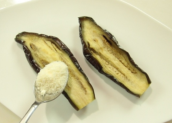 1. Этап. Вареные баклажаны: Прежде, чем баклажаны остынут, посыпьте их тертым сыром (ту сторону, где срез).