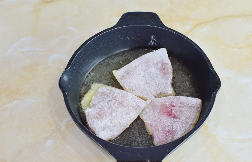 1. Этап. Филе тилапии в муке на сковороде: В горячую сковороду налейте растительное масло. Каждый кусочек рыбы обваляйте в мучной смеси и выложите в сковороду.