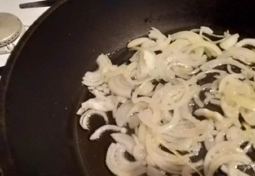 1. Этап. Курица с кабачком: Лук нарезать полукольцами, спассеровать на растительном масле.