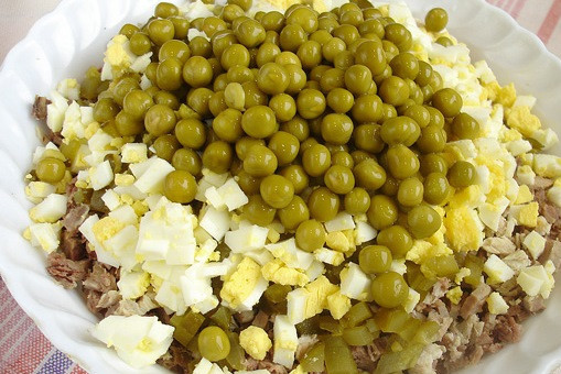 1. Этап. Cалат Оливье с мясом: Засыпаем горошек (без жидкости).
