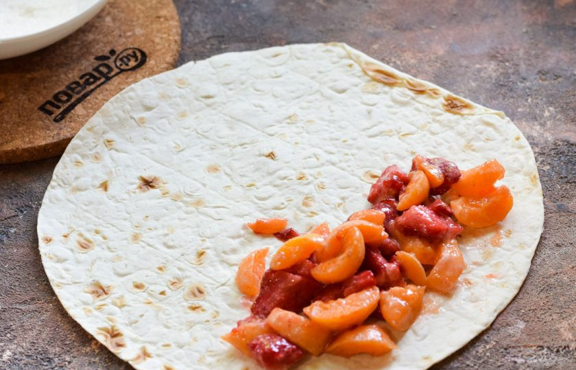 1. Этап. Пирог с абрикосами и клубникой в лаваше: Теперь на каждый лист лаваша выложите немного начинки.