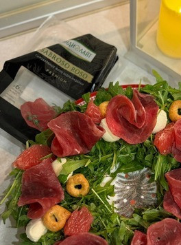 1. Этап. Салат Новогодний с сыровяленой индейкой: Салат готов. Можно подавать к столу. Всем приятного аппетита и вкусных праздников!