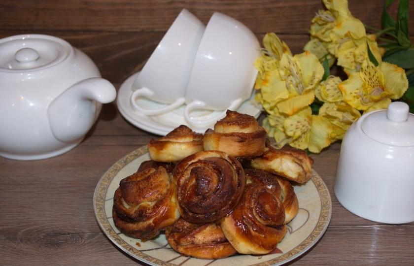 1. Этап. Плюшки с сахаром из дрожжевого теста: Перед выпечкой смажьте плюшки взбитым желтком. Выпекайте до готовности около 15 минут.