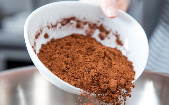 1. Этап. Торт легкий и вкусный: 2. Муку и какао просейте.