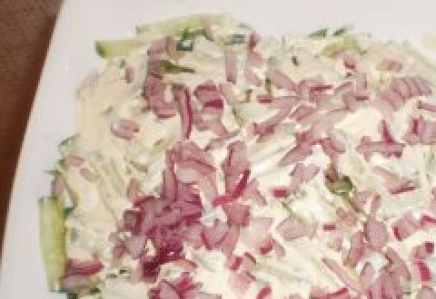 1. Этап. Салат с куриной грудкой, огурцами и болгарским перцем: Затем выложить слой измельченного лука и слой мелко тертых яиц. Снова смазать майонезом.