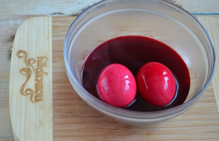 1. Этап. Красивые пасхальные яйца: Выложите предварительно отваренные яйца в краситель. Чтобы они лучше окрасились, они должны быть еще горячими. Время окраски - 4-5 минут. Выложите яйца на бумажное полотенце, чтобы удалить остатки краски.