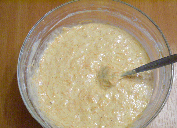 1. Этап. Морковный пирог в мультиварке: Соединяем все ингредиенты: морковную и белковую смеси, муку, соду и специи.