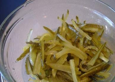 1. Этап. Азу из конины по татарски: Огурцы нарезаем тонкими длинными полосками. Чистим картошку, тоже нарезаем её - брусочками.