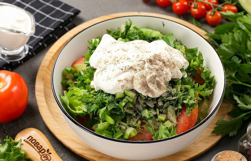 1. Этап. Салат из помидоров и огурцов со сметаной: Заправьте салат сметаной, посолите и поперчите, после чего тщательно перемешайте.