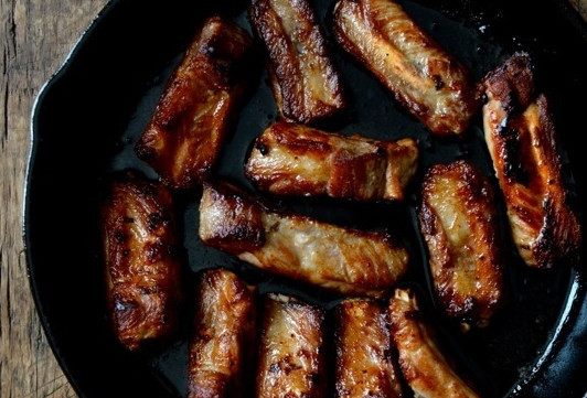 1. Этап. Свиные ребрышки в кисло-сладком соусе: Обжариваем ребрышки до золотистого цвета на растительном масле.