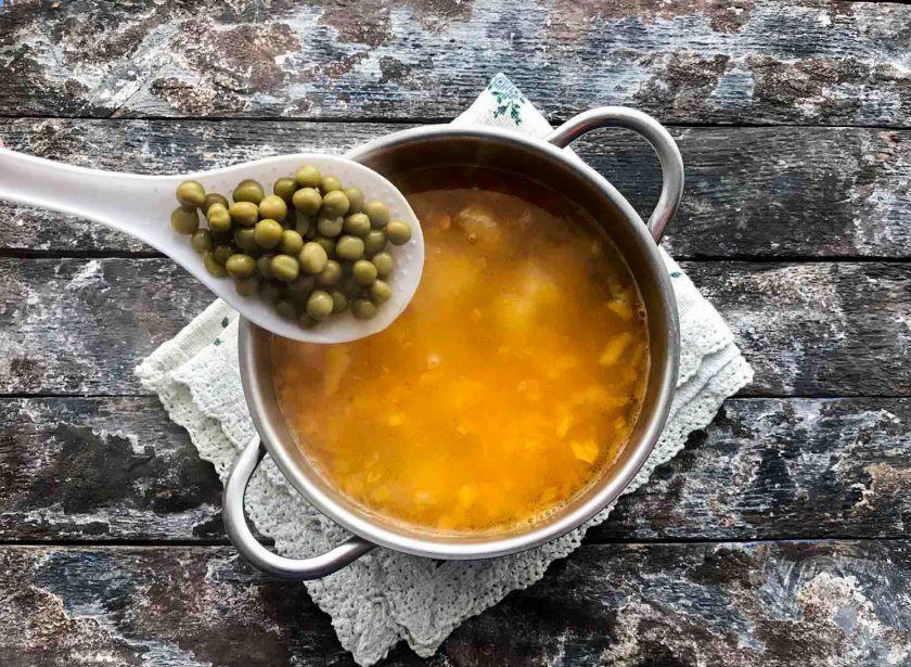 1. Этап. Сырный суп с зеленым горошком: Зеленый горошек промойте под чистой водой и добавьте в суп, варите 3-4 минуты.