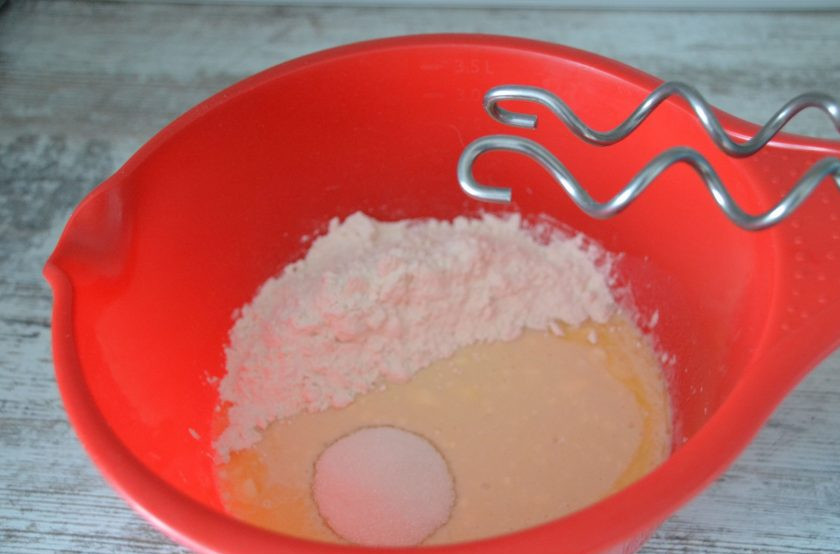 1. Этап. Булочки с конфетами Коровка: Всыпьте муку, замесите тесто, вымешивайте долго, минут 7-10 до гладкости и эластичности.