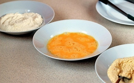 1. Этап. Куриные отбивные в сухарях: 3. В отдельной тарелке перчим и солим муку. В другой – слегка взбиваем 2 яйца, в третью высыпаем сухари.