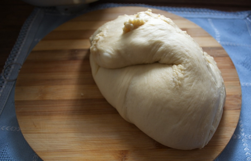 1. Этап. Сладкие булочки на кефире: Тесто будет готово. Его следует обмять. Выложить на доску и разделить на 2-4 части.