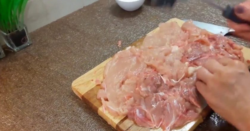 1. Этап. Мясной рулет из курицы: 1. Отделите мясо курицы от костей с помощью ножа. Сделайте это аккуратно, потому что необходимо, чтобы шкурка осталась целой.