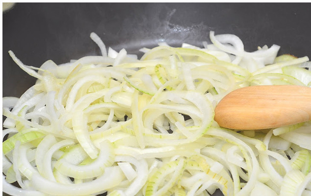 1. Этап. Рыбный пирог из песочного теста: 4. Обжариваем лук до легкого золотистого цвета. Лучше это сделать на сливочном масле.