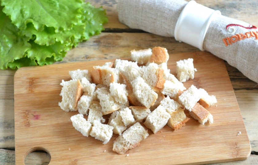 1. Этап. Салат Цезарь с курицей и сухариками: 3. Хлеб порежьте на небольшие кубики и подсушите в духовке или микроволновке.