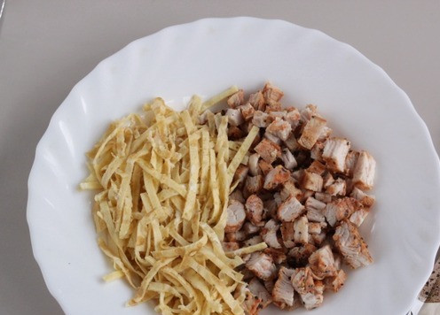 1. Этап. Салат с индейкой: Сложите все в чашку. В майонез добавьте пропущенный через чеснокодавилку чеснок и заправьте салат. Хорошо перемешайте. Вот и все дела. И да, если у вас в холодильнике будет варено-копченая голень индейки ТМ индилайт, можете приготовьте с ней, салат заиграет другими нотками и будет также великолепен.