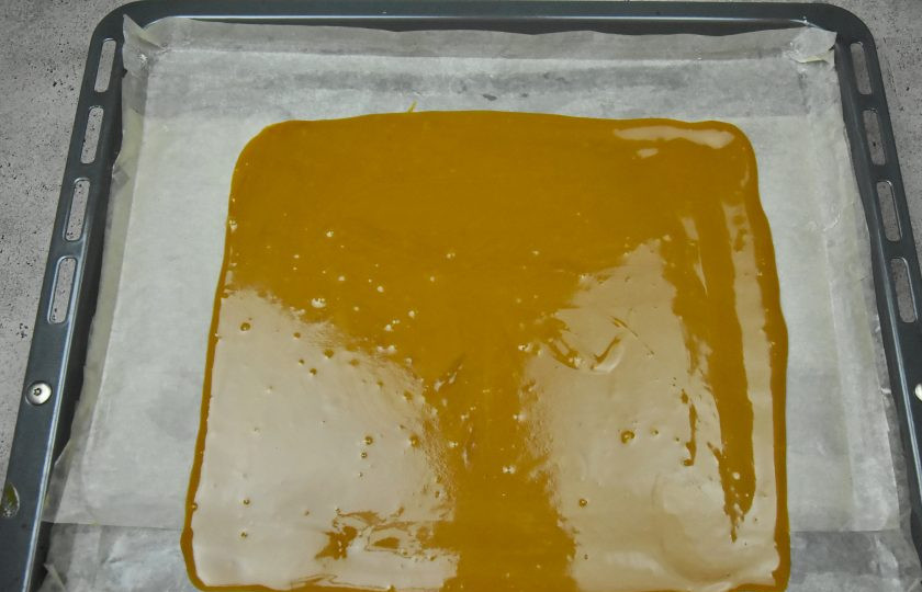 1. Этап. Торт Медок: На второй лист пергамента выложите оставшееся тесто, распределите его ровным слоем в корж произвольной формы. Выпекайте при той же температуре 20 минут.