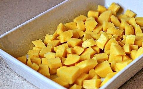 1. Этап. Жареный картофель с пармезаном: Очистить картофель, нарезать его кубиками и сложить в посуду для запекания, добавив оливкового масла. Попутно разогрейте духовку до 200 градусов.