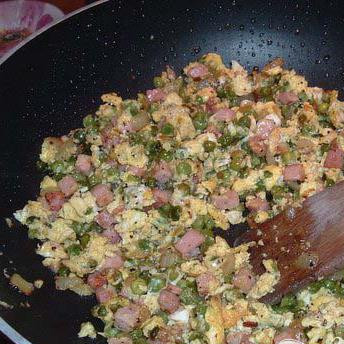 1. Этап. Кантонское Ризотто: Тщательно перемешайте все деревянной ложкой.