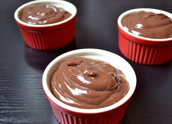 1. Этап. Быстрый шоколадный пудинг: 9. Охлажденный пудинг разложите по формочкам.