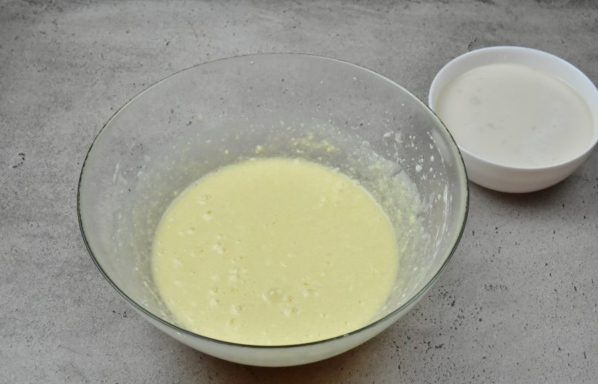 1. Этап. Александрийское тесто для куличей: Вмешайте сливочное масло в яичную массу.