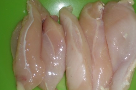 1. Этап. Куриная грудка в медово-розмариновом маринаде: Филе промойте, удалите плёнку и разделите на 4 порционные части.