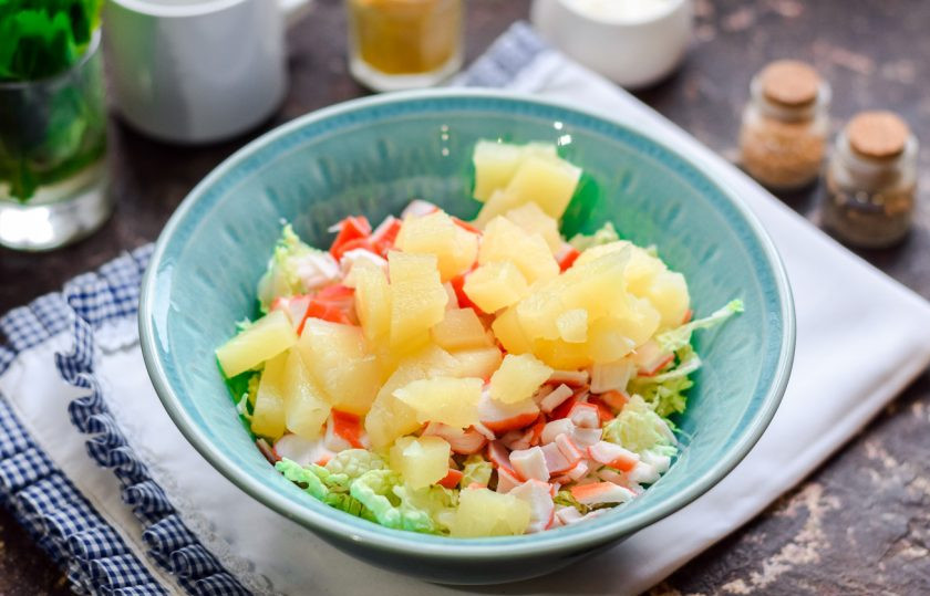 1. Этап. Салат с крабовыми палочками, креветками и ананасами: Следом нарежьте ананасы небольшими кубиками и переложите в салат.