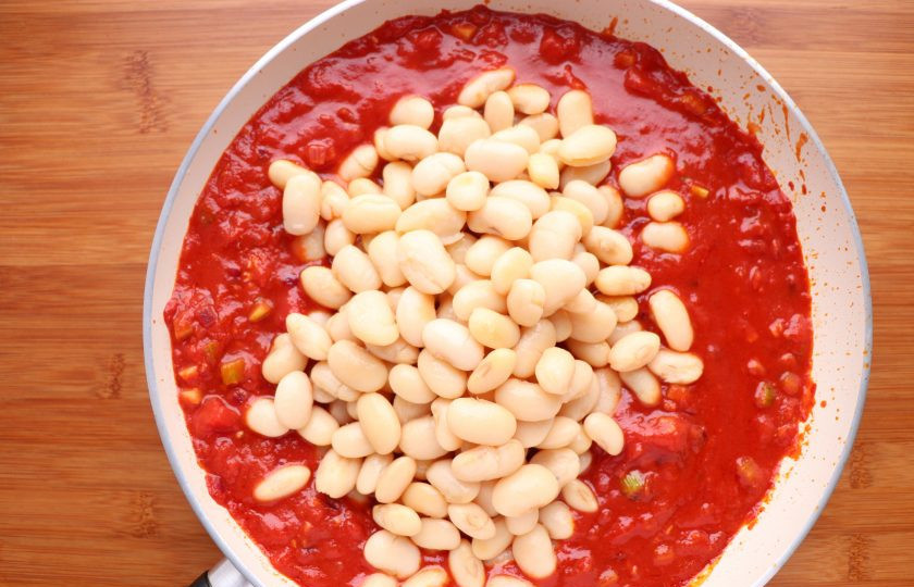 1. Этап. Фасоль по-гречески: Затем добавьте отварную фасоль и перемешайте.