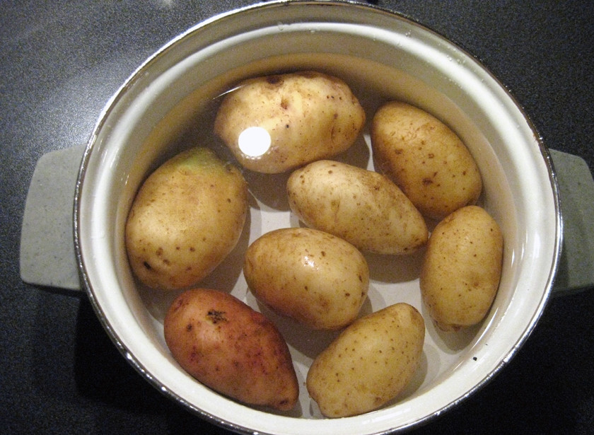 1. Этап. Салат Оливье с раковыми шейками: Сварить картофель. Само собой, 