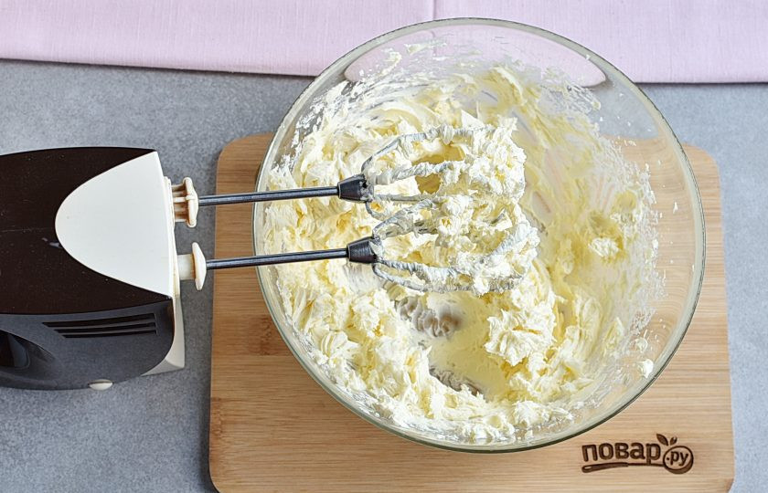 1. Этап. Крем для вафельных коржей: Взбейте размягченное масло добела.