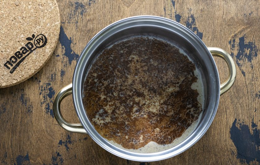 1. Этап. Веганское какао: Когда молоко начнет закипать, то добавьте какао с сахаром в кастрюлю.