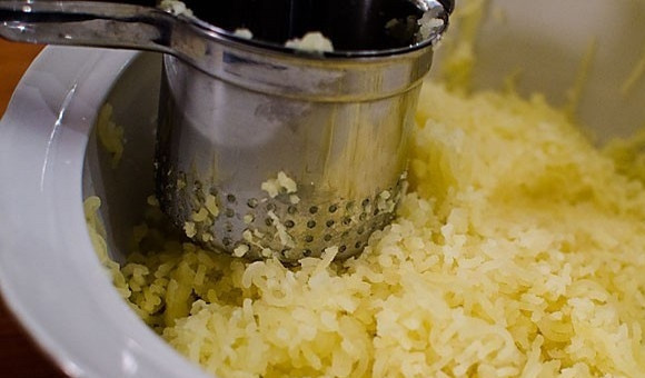 1. Этап. Закусочный картофельный пирог: 2. Сразу же очистите и разомните картофель в пюре.