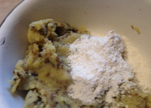 1. Этап. Картофельные тефтели с грибами: Картофель попадается разный, если масса получилась не густая, добавим 2 ложки муки или молотых сухарей. Перемешиваем.