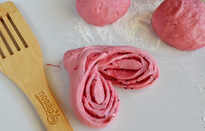 1. Этап. Плюшки Для любимых: Разверните две половинки и у вас получится сердечко. Такую же операцию проделайте с остальным тестом.