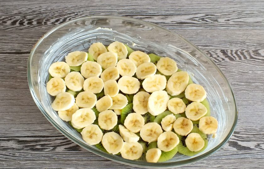 1. Этап. Пирог с бананами и киви: На киви выложите нарезанный банан.