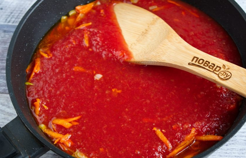 1. Этап. Борщ без картошки: Влейте томатное пюре, готовьте на среднем огне в течение 5 минут.