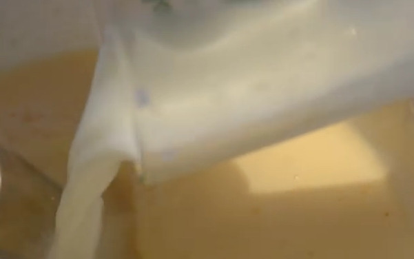 1. Этап. Отбивные в пышном кляре: 2. Добавьте молоко и продолжайте взбивать кляр еще 2-3 минуты.