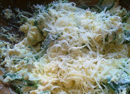 1. Этап. Каннелони со шпинатом: Делаем начинку для наших каннелони. Разминаем вилкой шпинат и рикотту, смешиваем с тертым пармезаном и двумя тертыми вареными яйцами. Перемешиваем хорошенько.