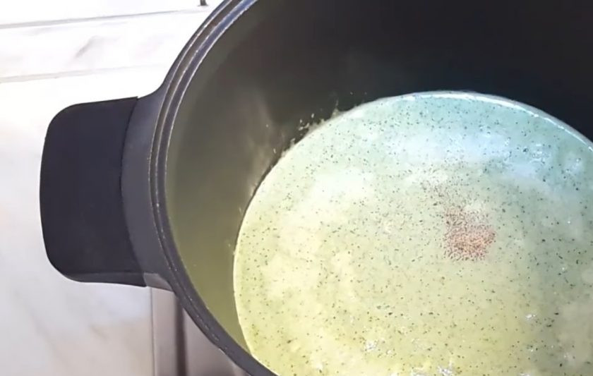 1. Этап. Вкусный суп из брокколи: 4. Перебейте массу блендером. Добавьте горячие сливки и размешайте, доведите до нужной вам консистенции. Дайте супчику еще раз закипеть, добавьте специи.