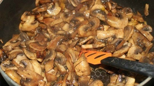 1. Этап. Куриная грудка с шампиньонами в сливках: 8. Не накрываю сковороду с грибами крышкой, а даю испариться жидкости, которой в грибах будет много.